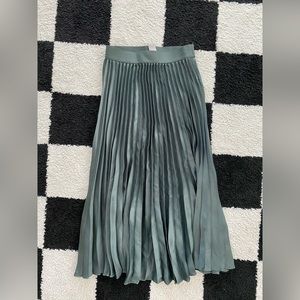 H&M | Green pleated skirt | XS